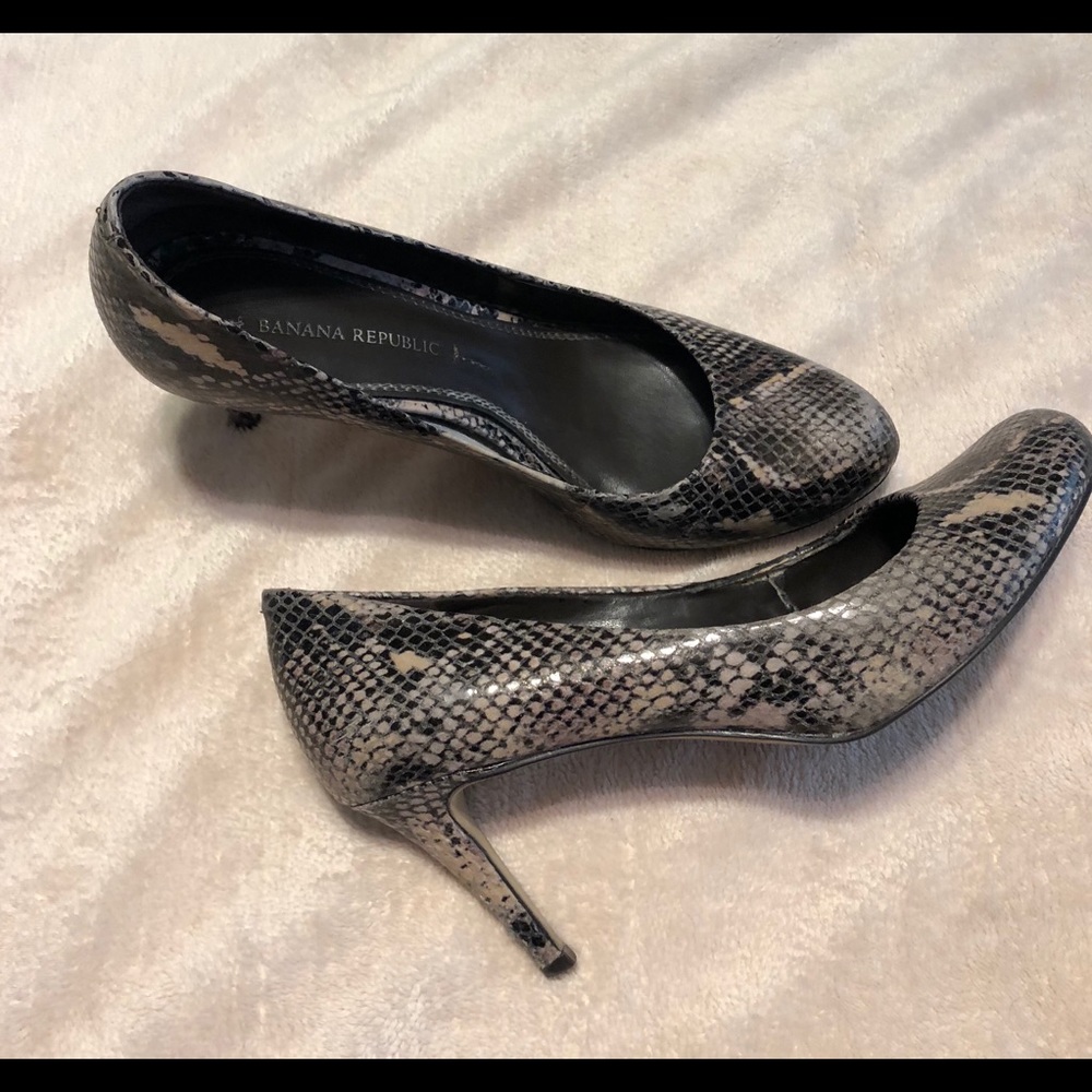 Br Size 7 Round Toe Python Print Heels - image 4